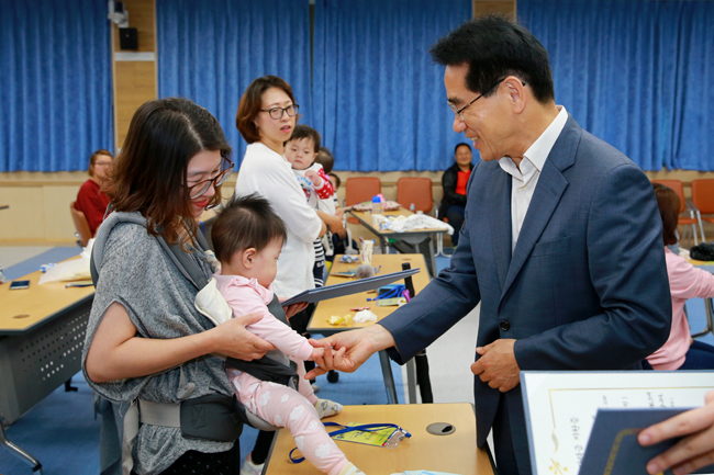 제7회 출산장려금 지원증서 전달식 사진3.jpg