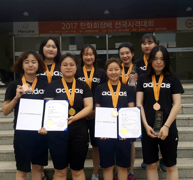 한화회장배 우승사진(권총+소총) 앞줄좌 편아해, 이푸름, 노보미, 김수경, 뒷줄좌 홍승희, 서수완, 김예지, 김혜민.jpg