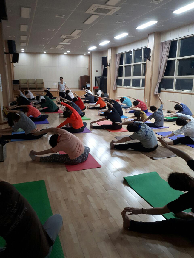 후포문화복지센터 다양한 취미교실 운영으로 주민의 삶의 질 향상(야간요가 사진).jpg
