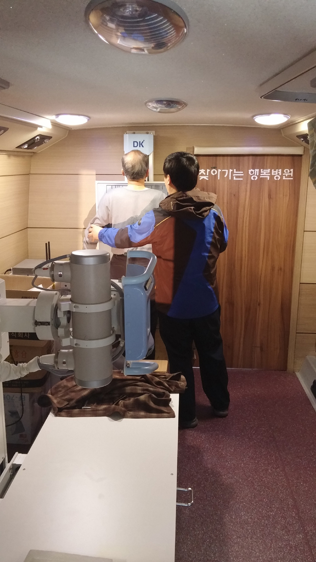찾아가는 행복병원 진료 큰 인기 사진3.jpg