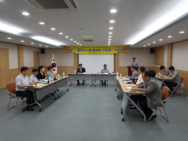 울진금강송 제품 판로 개척에 두팔 걷어 사진(풀뿌리기업 관계자 간담회2).jpg