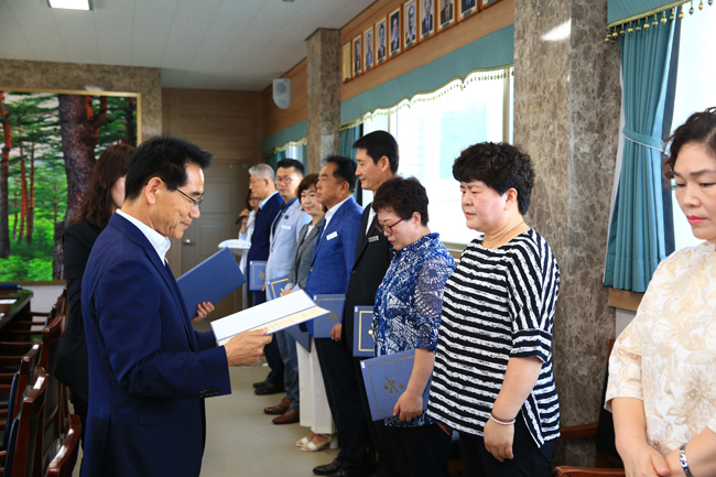 의로운군민 심사위원회 위촉장 수여 사진2.jpg