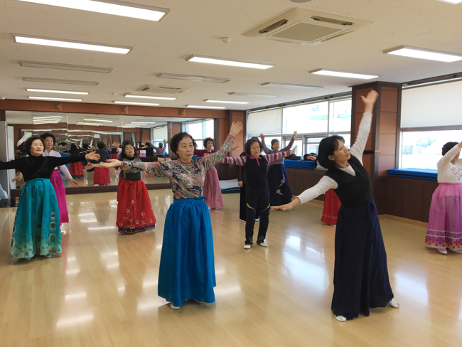 울진군종합복지회관 교육 사진(한국무용수업).JPG