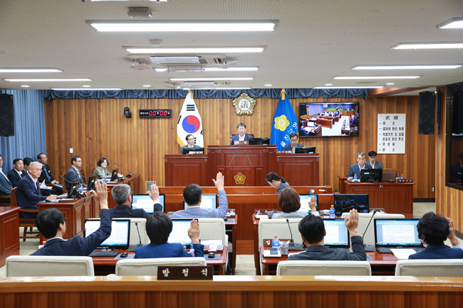 울진군의회 임시회 폐회식 사진1.jpg