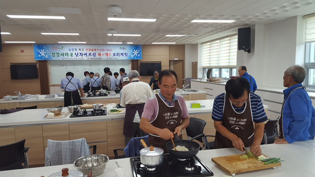 남자 어르신들 건강밥상 프로그램 사진1.jpg