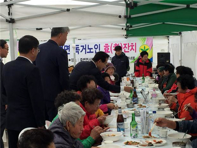 죽변면 새마을부녀회 독거노인 효잔치 개최 사진2.jpg