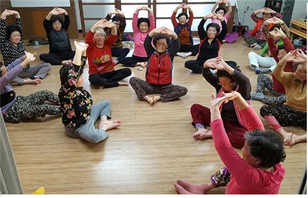 읍면평가 최우수에 근남면 선정(근남면 치매 및 요가 봉사활동).jpg