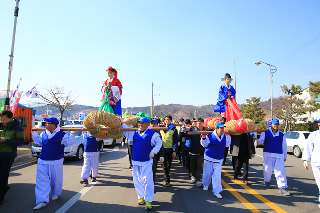 오감 만족 ‘울진대게와 붉은대게 축제’ 욜로와(거리퍼레이드_3).JPG
