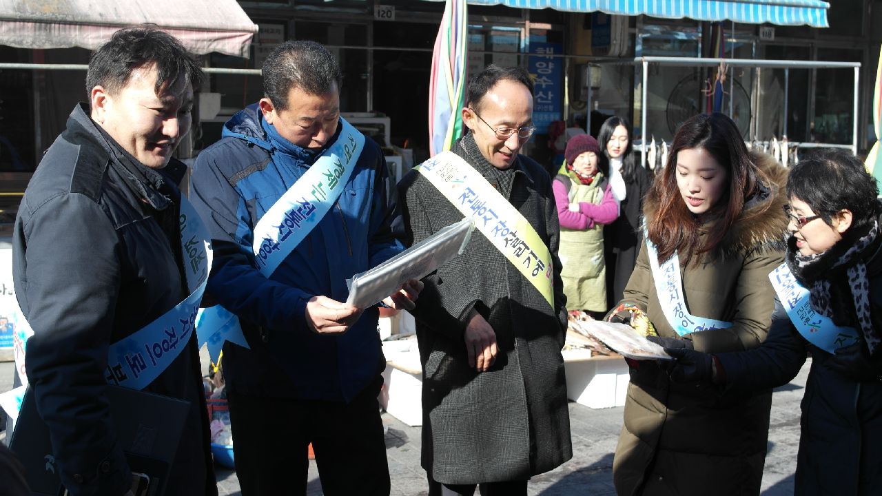 02. 울진시장(2.12) 장 보는 박동복 대외협력처장.jpeg