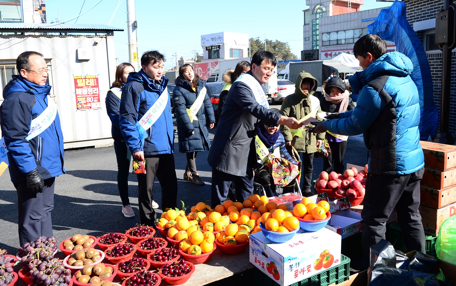 01. 북면시장(2. 6) 장 보는 이희선 본부장.jpg