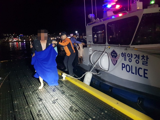 180412 울진 해상 선박 화재 선원 이송.jpg
