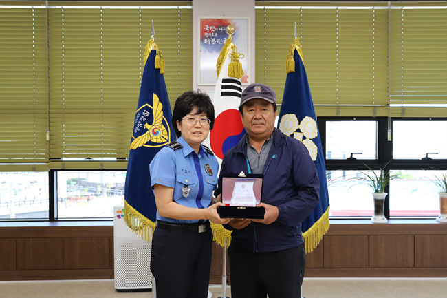 감사패 전달.jpg