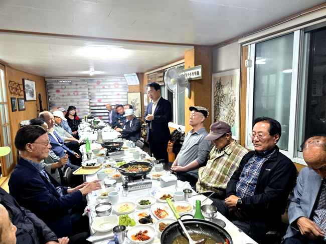 군수 건배-웹.jpg