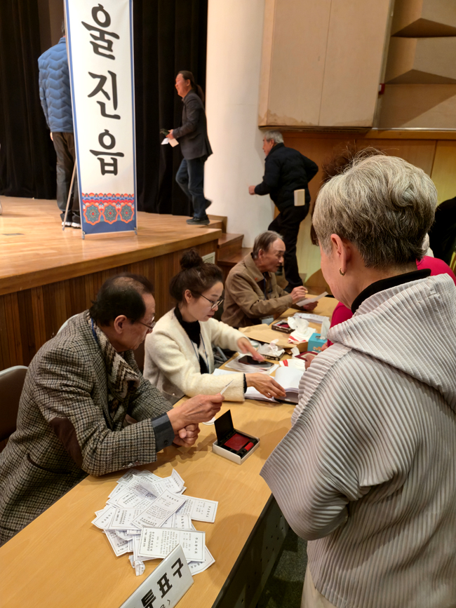 투표용지 배부.jpg