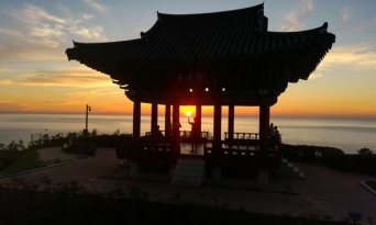 [포토뉴스] 어둠을 깨우고 새로운 아침이 온다 하루를 여는 망양정 동틀녘